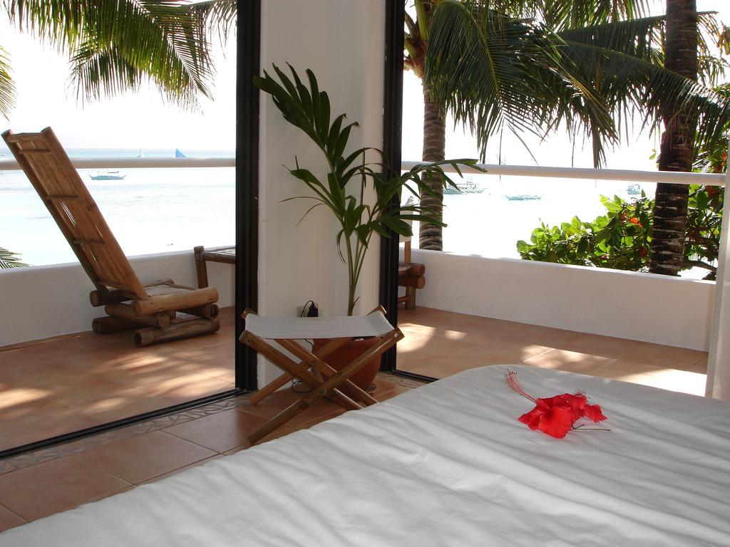 Artista Beach Villa Balabag  Room photo