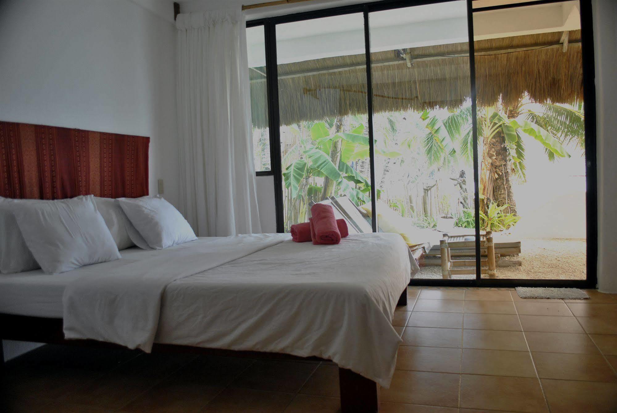 Artista Beach Villa Balabag  Exterior photo
